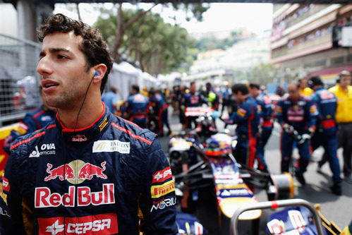 Daniel Ricciardo en la parrilla de salida de Mónaco