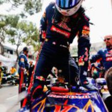 Jean-Eric Vergne se sube a su Toro Rosso en Mónaco