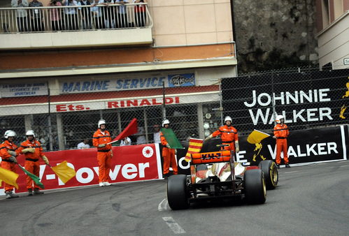 Narain Karthikeyan rueda con los comisarios de fondo