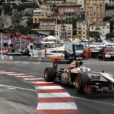 Narain Karthikeyan toma una curva en Mónaco