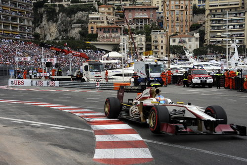 Narain Karthikeyan toma una curva en Mónaco