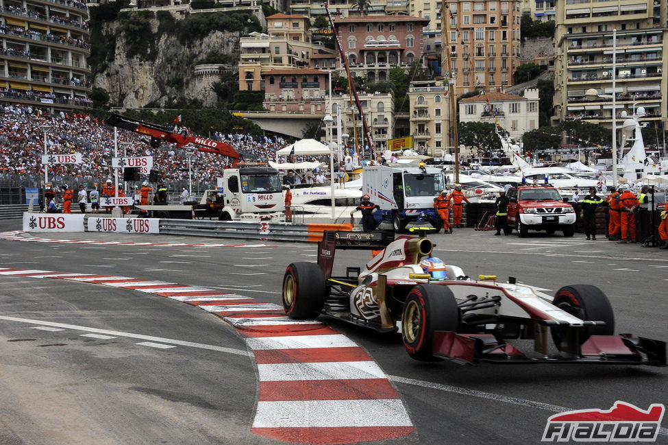 Narain Karthikeyan toma una curva en Mónaco