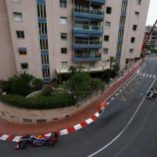 Vettel avanza tras pasar la Rascasse en Mónaco
