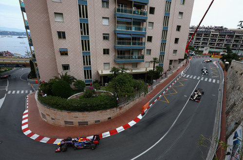 Vettel avanza tras pasar la Rascasse en Mónaco