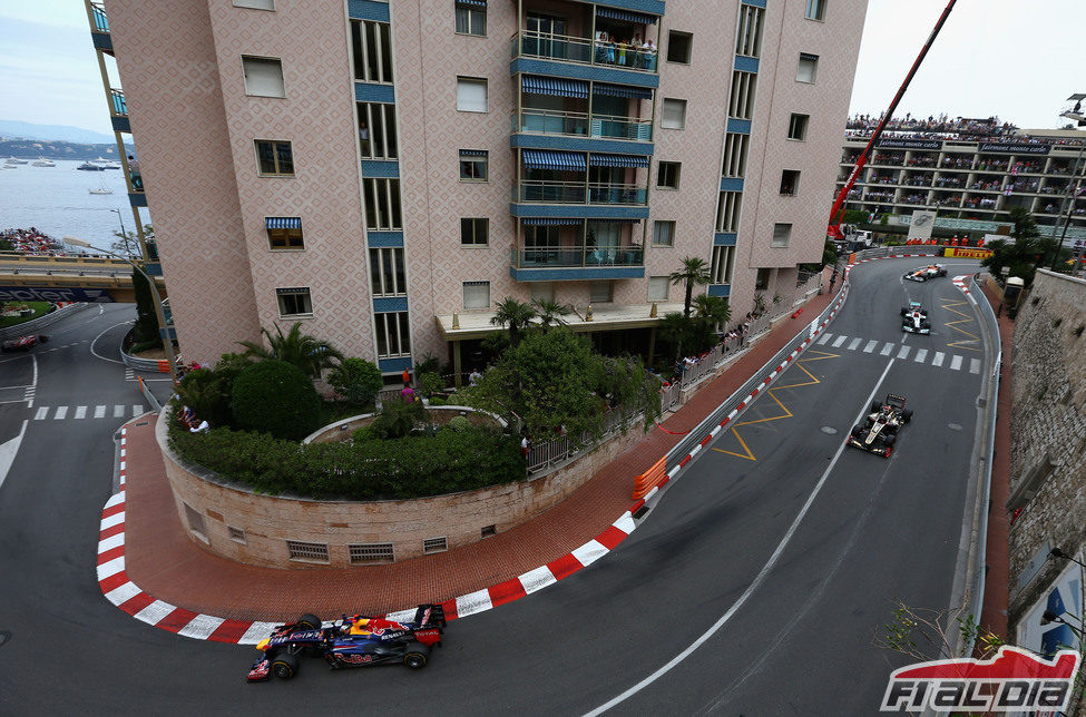 Vettel avanza tras pasar la Rascasse en Mónaco