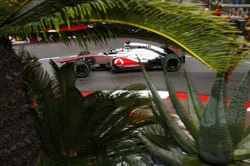 Jenson Button con neumáticos intermedios en Mónaco
