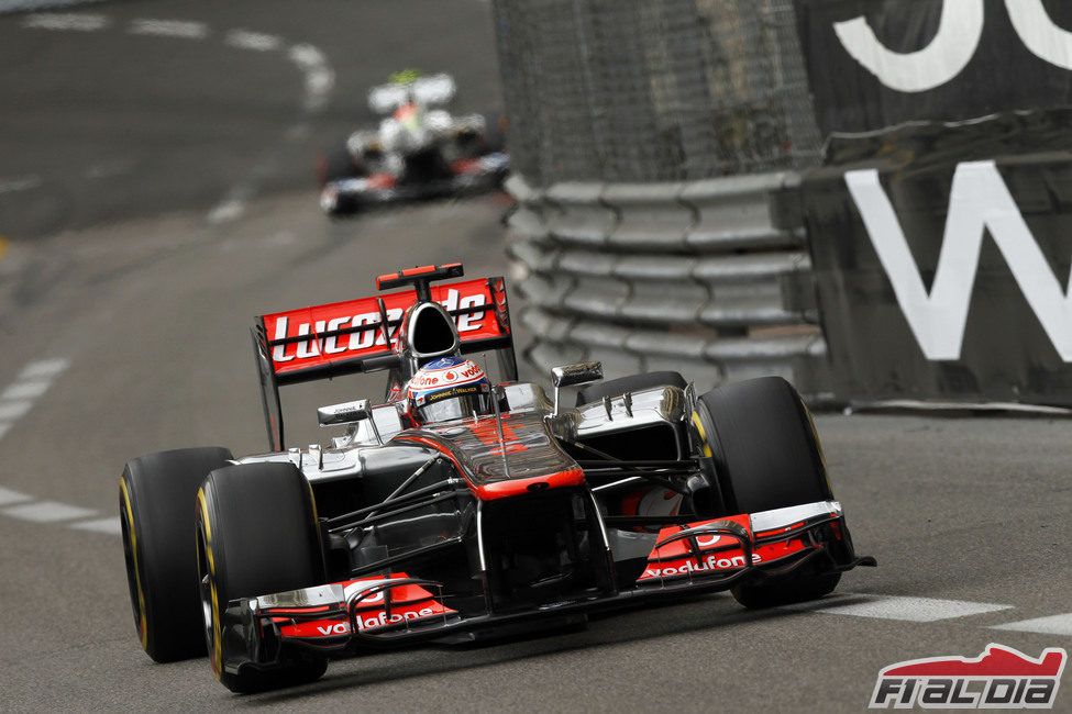 Jenson Button sigue avanzando para llegar a los puntos en Mónaco