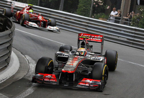 Lewis Hamilton sigue tercero tras las primeras vueltas en Mónaco