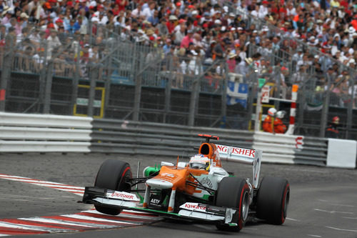 Paul di Resta hace saltar su VJM05 al tocar uno de los bordes del circuito