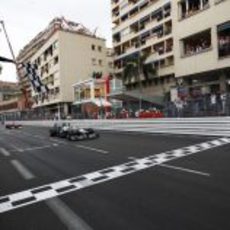 Nico Rosberg cruza la línea de meta en el GP de Mónaco 2012