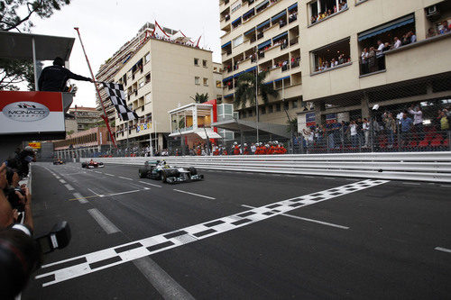 Nico Rosberg cruza la línea de meta en el GP de Mónaco 2012