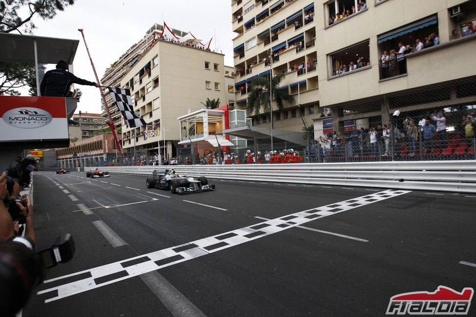 Nico Rosberg cruza la línea de meta en el GP de Mónaco 2012