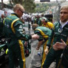 Vitaly Petrov en la parrilla de salida del Gran Premio de Mónaco