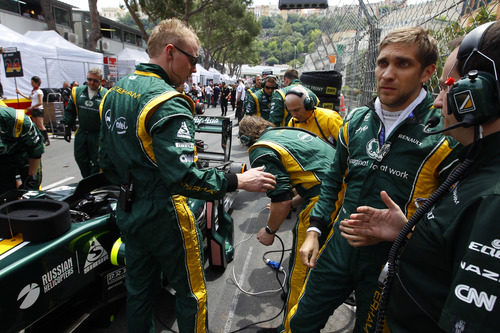 Vitaly Petrov en la parrilla de salida del Gran Premio de Mónaco