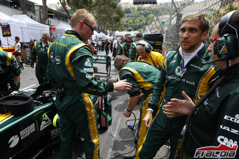 Vitaly Petrov en la parrilla de salida del Gran Premio de Mónaco