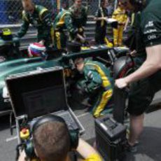 Mecánicos de Caterham preparan el coche de Vitaly Petrov