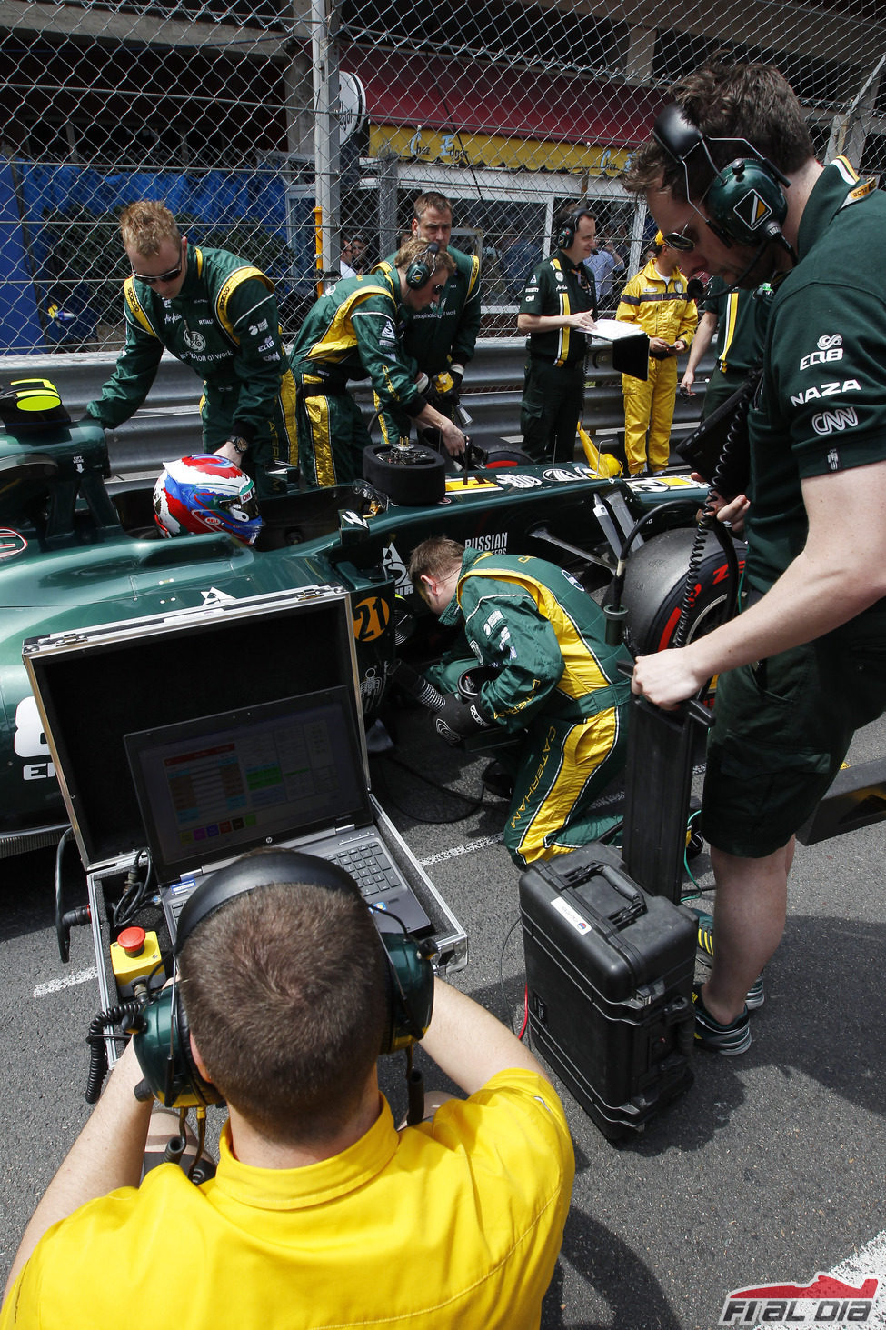 Mecánicos de Caterham preparan el coche de Vitaly Petrov