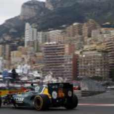 Vista trasera del Caterham de Heikki Kovalainen