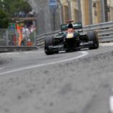 Heikki Kovalainen rueda en las calles de Montecarlo