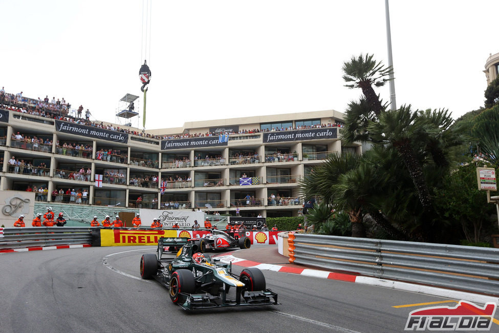 Heikki Kovalainen contiene a un McLaren en Mónaco