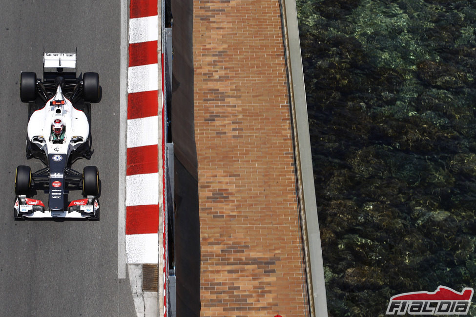 Kamui Kobayashi pasa junto al mar en Mónaco