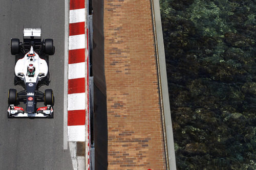 Kamui Kobayashi pasa junto al mar en Mónaco