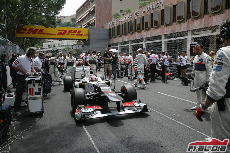 Kamui Kobayashi se prepara para comenzar la carrera de Mónaco