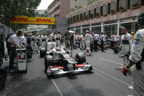 Kamui Kobayashi se prepara para comenzar la carrera de Mónaco