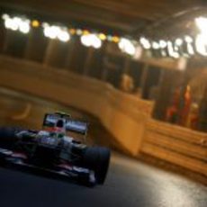 Sergio Pérez pasa por el túnel del circuito de Mónaco
