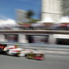 Narain Karthikeyan 'vuela' en el circuito de Mónaco