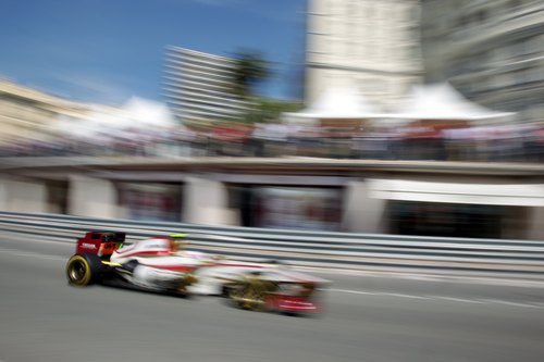 Narain Karthikeyan 'vuela' en el circuito de Mónaco