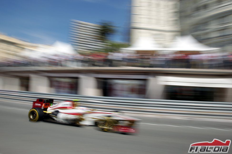 Narain Karthikeyan 'vuela' en el circuito de Mónaco