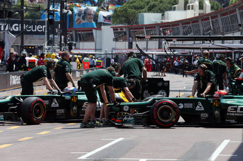 Los dos Caterham regresan al garaje de su equipo