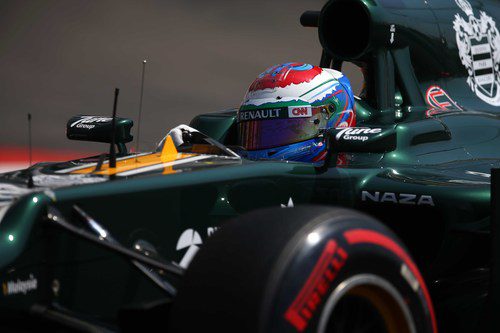 Vitaly Petrov rueda con los neumáticos superblandos en Mónaco