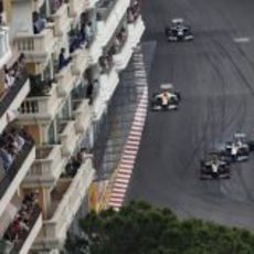 Kimi Räikkönen y Michael Shumacher pelean en Mónaco