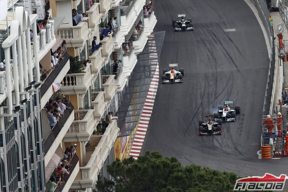Kimi Räikkönen y Michael Shumacher pelean en Mónaco