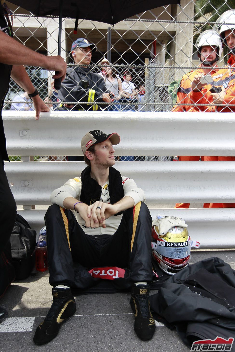 Romain Grosjen espera a la salida en Mónaco