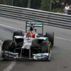 Michael Schumacher trata de remontar