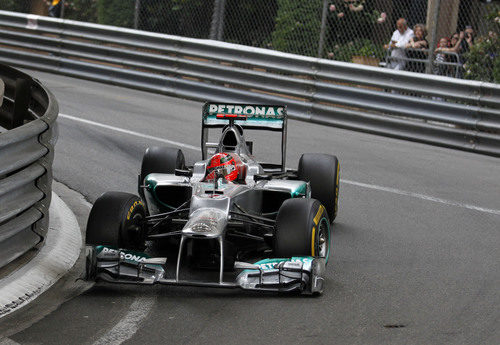 Michael Schumacher trata de remontar