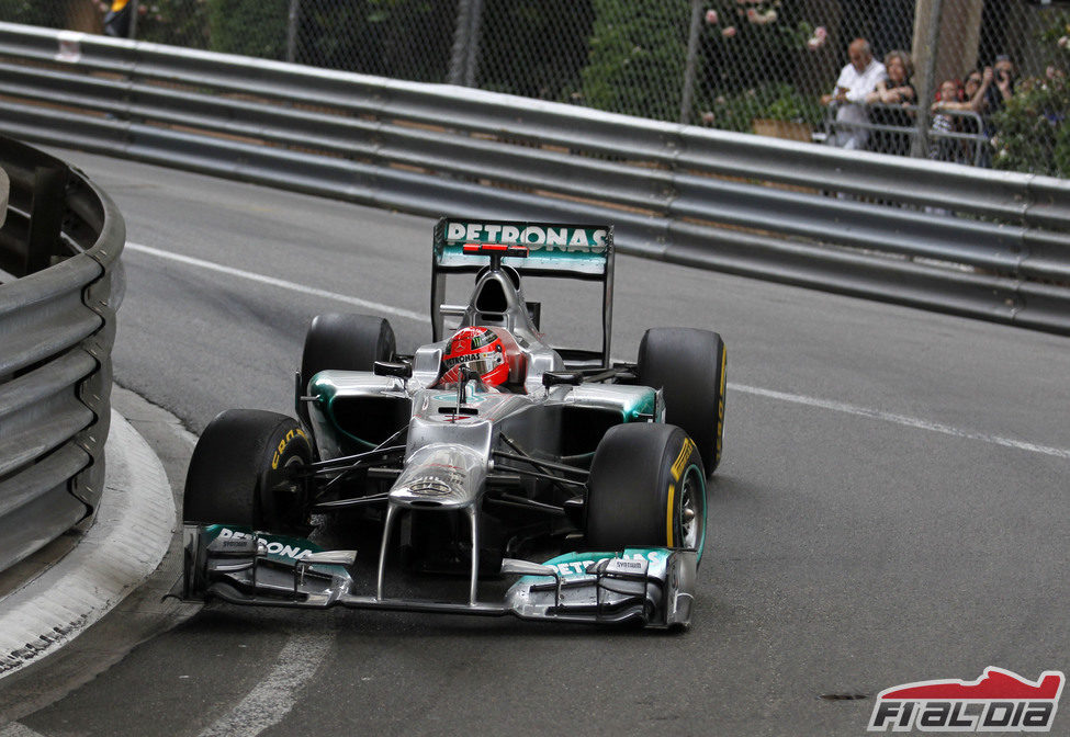 Michael Schumacher trata de remontar