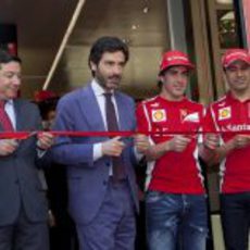 Fernando Alonso y Marc Gené inauguran la Ferrari Store de Madrid