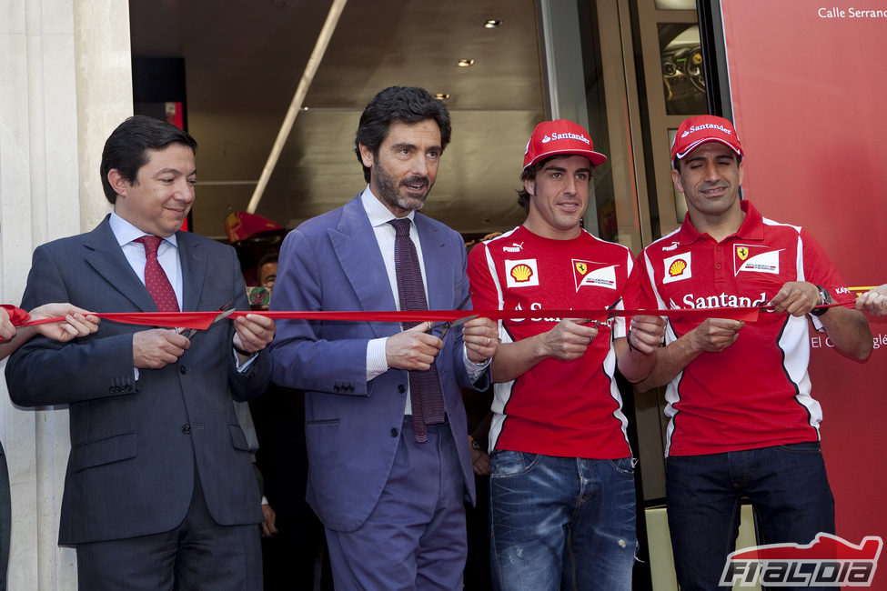 Fernando Alonso y Marc Gené inauguran la Ferrari Store de Madrid