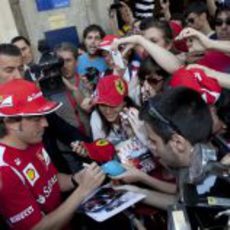 Fernando Alonso firma autógrafos a sus fans en Madrid