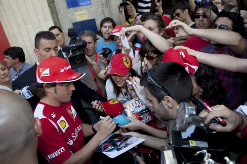 Fernando Alonso firma autógrafos a sus fans en Madrid