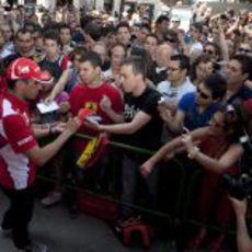 Marc Gené firma autógrafos a los aficionados españoles