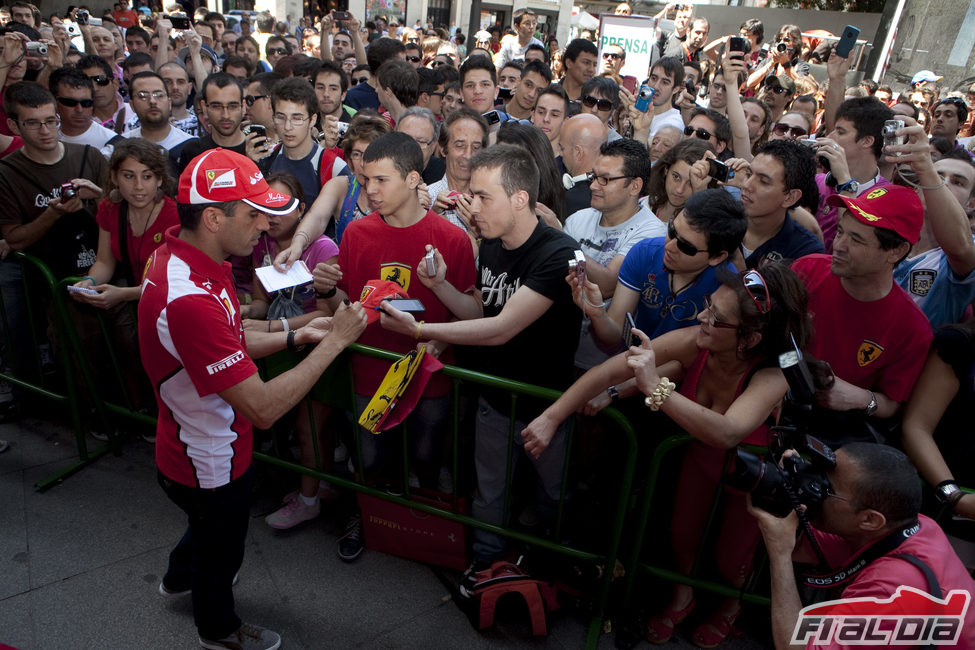 Marc Gené firma autógrafos a los aficionados españoles