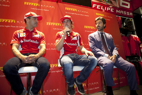 Alonso y Gené responden a las preguntas de la prensa en la Ferrari Store