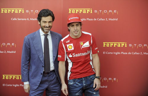 Fernando Alonso en la inauguración de la Ferrari Store de Madrid