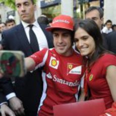 Fernando Alonso se fotografía con una de sus #amigasALO