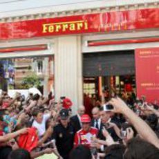 Mucho público en la apertura de la Ferrari Store de Madrid